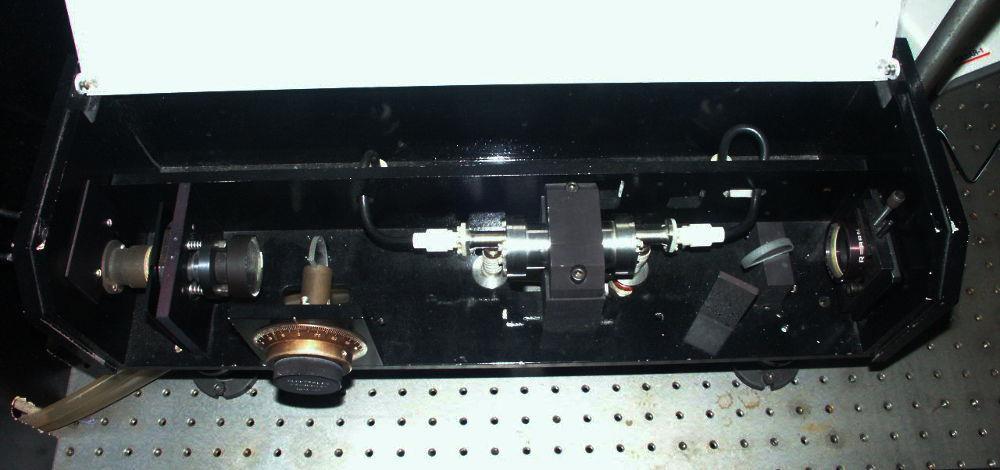 Darbo priemonės ir prietaisai Darbe naudojamo lazerio optinė grandinė pavaizduota 1 pav. Lazeryje naudojamas Ø4 x 65 mm dydžio IAG:Nd strypas su 1,1 % Nd +3 koncentracija.