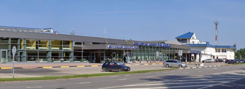 Jis yra įsikūręs visai netoli Baltijos jūros pakrantės ir turi regioninio oro uosto statusą.