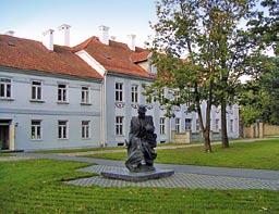 300 kultūros paveldo objektų. 5 pagrindinės lankytinos vietos: 1. Šilutės miestas su iš XIX a.