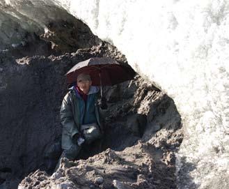 polinkio kampo matavimui geologiniu kompasu. Manoma, kad ledyno priedugninė dalis susidaro, kai ledynas slenka į priekį.