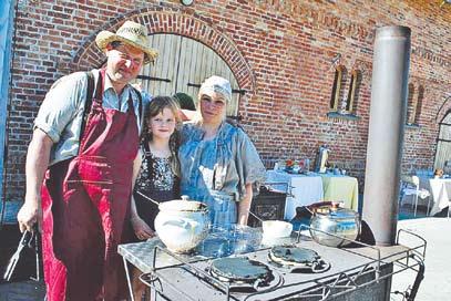 Galėsite dalyvauti tradicijų dirbtuvėse - jose žiūrovai turės progą drauge giedoti sutartines, pajusti flamenko ritmą, panirti į Suitų kultūrinę erdvę ir sužinoti Petrykivkos dekoratyvinės tapybos