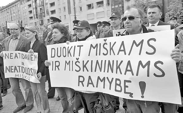 Petrykivkos dekoratyvinė tapyba. Dalyvauja Valentina Panko, Anastasija Chudnivets ir Roksolana Chudnivets (Ukraina). 16 val. dirbtuvės. Flamenko. Dalyvauja Arandano Compañia Flamenca (Ispanija).