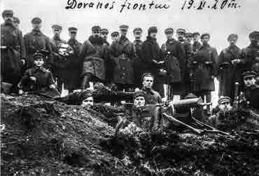 Gynimo komiteto dovanos pulko kariams (LKAM) Lapkričio 7 d. pulko karius net keliose vietose atakavo sustiprinta lenkų žvalgų grupė, Padvarionių kaimas buvo apšaudytas artilerijos.