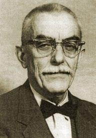 Steponas Kolupaila (1892 09 14 1964 04 09) Tarnautojas. Gimė Tuminiškėse, Daugpilio apskr., Latgaloje. 1911 m. aukso medaliu baigė Mintaujos gimnaziją, 1915 m. Maskvos matavimų institutą.