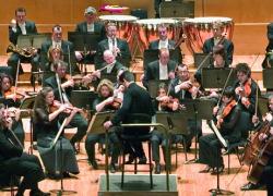 Lyderis orkestro dirigentas Dirigentas yra atsakingas už kito (t.y. kompozitoriaus) veikalo interpretaciją dirbant su didele žmonių grupe (orkestru), kuris yra padalintas į komandas (instrumentines grupes), turinčias savo vadovus.