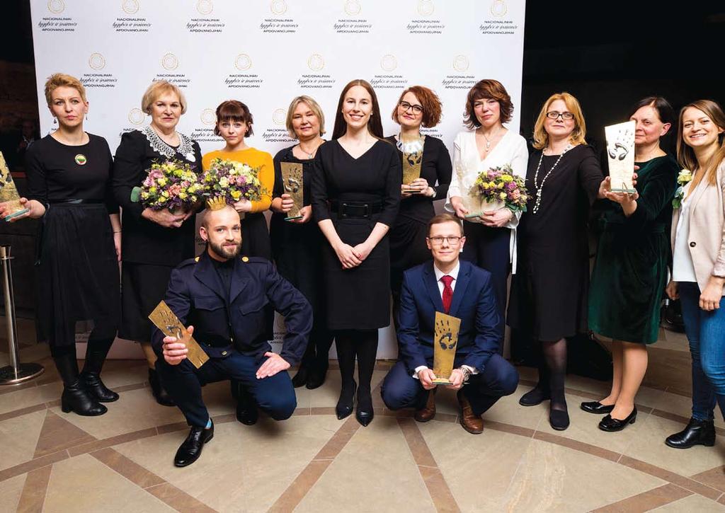 10 Nacionalinių lygybės ir įvairovės apdovanojimų 2017 laureatai su lygių galimybių kontroliere Agneta Skardžiuviene The winners