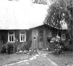 Mûsø kaime yra sena sodyba. Þmonës ðneka, kad gyvenamajam namui jau 250 metø, o gal ir daugiau. Nuo senø laikø jame gyveno Rimkø dinastija.