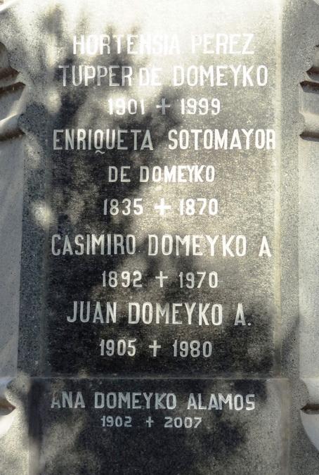 Įrašas Ignoto Domeikos paminkle centrinėse Santjago kapinėse (2014) Dona Anita buvo tas Domeikų šeimos asmuo, ta rišanti grandis, apie kurią sukosi įvykiai, susiję su Ignoto Domeikos vardu.