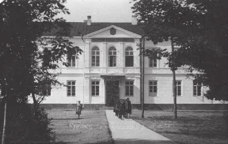 60 trečias aukštas. 1979 m. prasidėjo mokyklos kapitalinis remontas ir priestato statyba (darbai baigti 1986 m.). 1871 m. pirmą kartą gimnazijos rūmuose oficialiai nuskambėjo lietuvių kalba.
