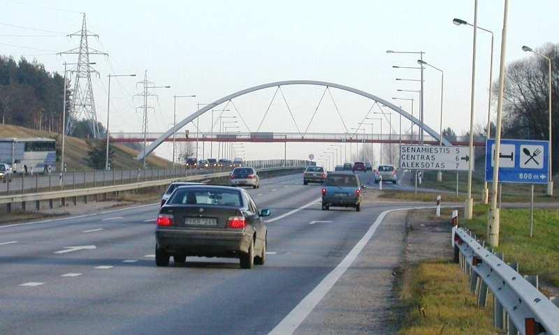 Kelią veikia sudėtingas klimato sąlygų, hidrogeologinių veiksnių, mechaninių faktorių kompleksas.