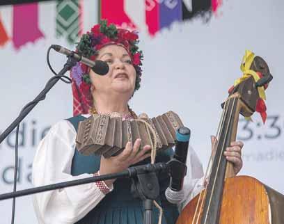 bandonija grojanèius muzikantus á respublikiná festivalá Antanø polka.