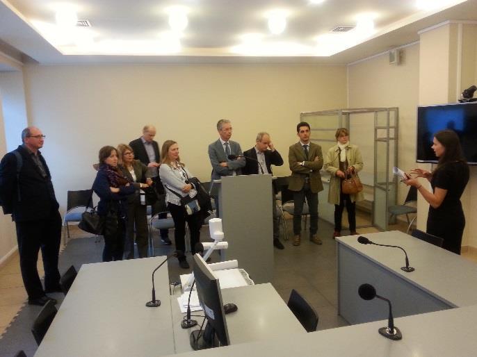 Kauno apylinkės teismo teisėjai Algirdas Giedraitis, Aurelijus Rauckis ir Irena Poderienė pasakojo svečiams apie teismo istoriją, dabartinę teismo struktūrą, nagrinėjamas bylas, supažindino su