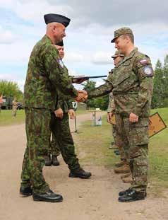 Dainius Guzas padėkojo pratybose Lietuvoje dalyvavusiam Čekijos karininkui kpt. Stanislav ui Vanik ui.