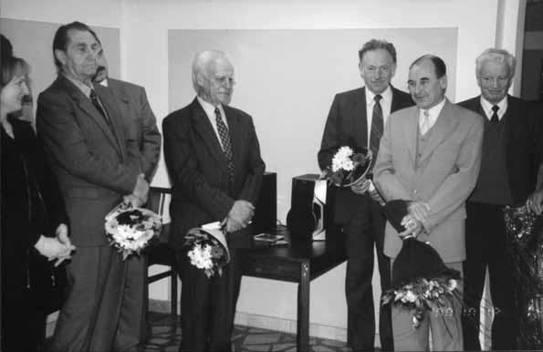 ISTORIJA Statybos technologijos ir vadybos katedros 30-mečio proga senjorus (iš kairės) doc. dr. Praną Mikštą, doc. Romualdą Sakalauską, doc. dr. Henriką Naką sveikina Statybos fakulteto dekanas prof.