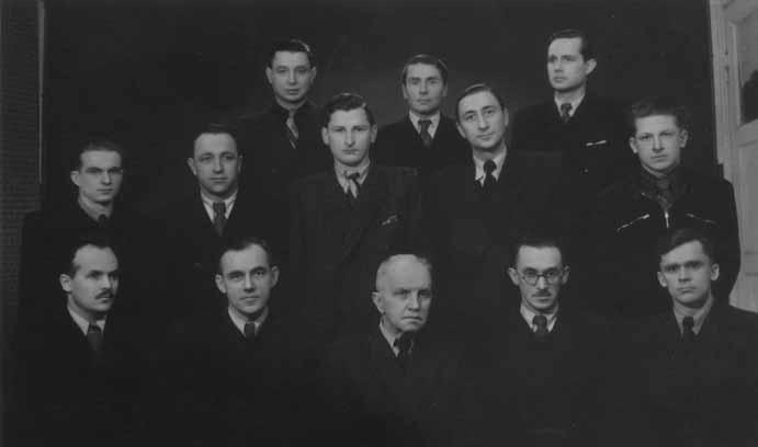 ISTORIJA KPI STATYBINĖS MECHANIKOS KATEDRA 1951 METAIS. Pirmoje eilėje iš kairės M. Remišauskas, S. Vasauskas, K. Vasiliauskas, V. Klimavičius, B. Garmus; antroje eilėje pirmas iš kairės A.