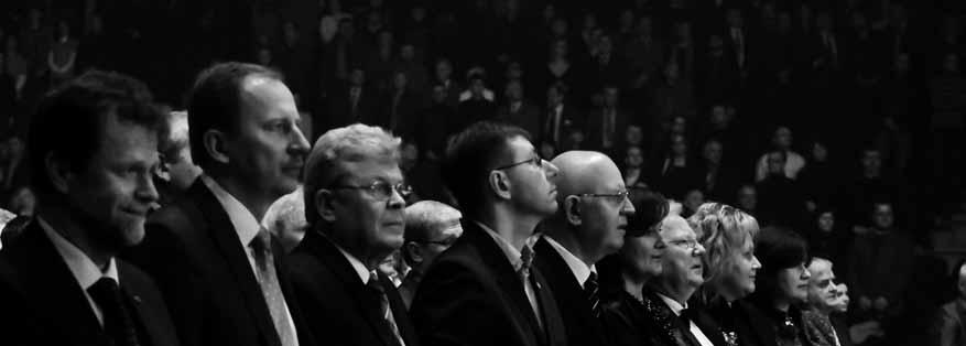 Seimo pirmininko pavaduotojas Česlovas Stankevičius VISI/VGTU absolventus pavadino Lietuvos pažangą kuriančia jėga, o Vyriausybės kancleris Deividas Matulionis susirinkusiesiems perdavė Ministro