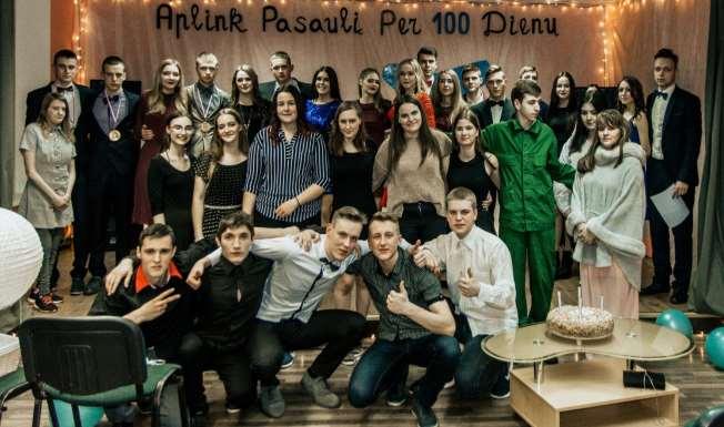 ŠVENTINĖS AKIMIRKOS Abiturientai,,skriejo aplink pasaulį ǃ Keista, bet tai vyko. Apsilankyta daugelyje šalių ir atlikta daug,,darbų.