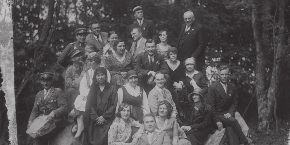 Joninių gegužinės dalyviai iš Raseinių Graužikų kalne 1930 m. liepos mėn. Centre Emilija Putvinskienė.