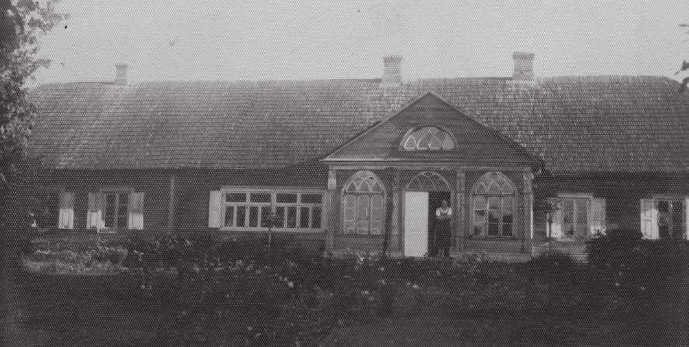 Graužikų dvaro gyvenamasis namas rūmas, kuriame rinkdavosi šauliai. Nuotrauka iš Šiaulių Aušros muziejaus jį nustumdavo.