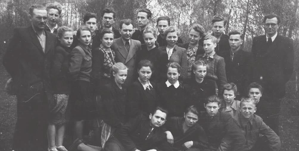 Romualdas Ozolas (stovi penktas kairėje) su klasiokais ir mokytojais Bazilionuose 1956 m.