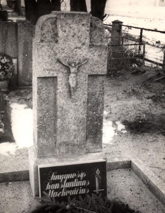 KONSTANTINAS NARKEVIČIUS (1860 1946) KONSTANTINO NARKEVIČIAUS KAPAS KAMAJŲ KAPINĖSE KAMAJŲ KRAŠTO KNYGNEŠYS, VERTĘSIS ROŽANČIŲ, ŠKAPLERIŲ PREKYBA.
