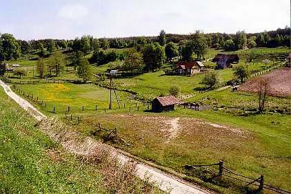 Skroblaus rezervatas (16 pav.) apima Skroblaus upelio vidurupį ir žemupį tarp Kapiniškių ir Dubininko kaimų.