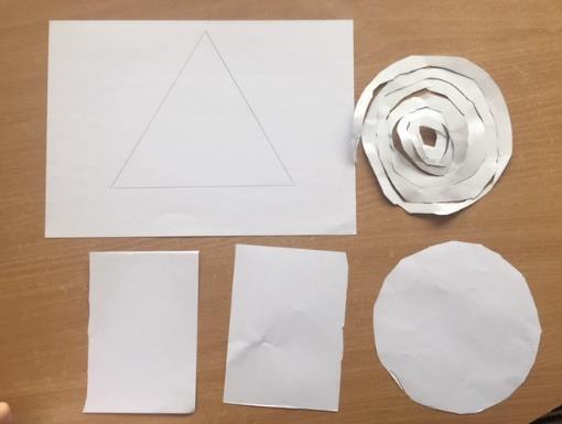 Sulenkti popierių per pusę tiesia ir įstriža linijomis.