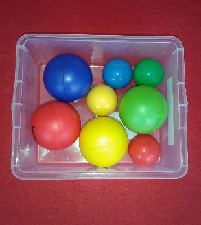 ) Sugrupuoti spalvotus daiktus po du, kai daiktai yra dviejų spalvų.