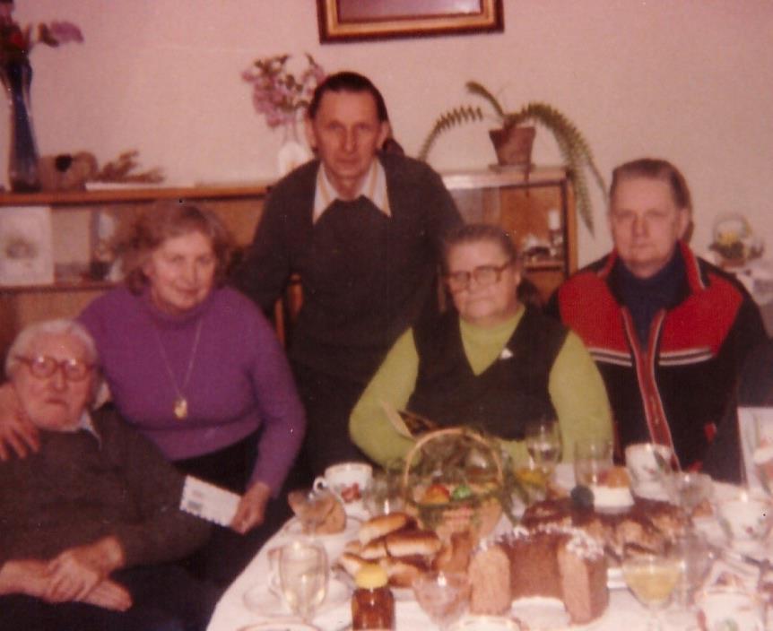 pav. 8. Jono Kliuko šeima senatvėje (be duktės Birutės). Iš kairės Jonas Kliukas, duktė Aldona, sūnus Jonas, žmona Marcelė ir sūnus Vytautas.
