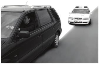 2 SKYRIUS Policijos pajėgų organizavimas viešajai tvarkai palaikyti (Šioje padėtyje automobilis apsaugo pareigūną nuo pravažiuojančio transporto, taip pat suteikia vietos atsitraukti, jei pažeidėjas