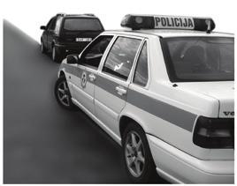 2 SKYRIUS Policijos pajėgų organizavimas viešajai tvarkai palaikyti 117 1-a padėtis: Tipiška sustojimo padėtis Ši pareigūnų tarnybinio automobilio padėtis suteikia pareigūnui saugų užnugarį judant