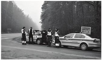 2 SKYRIUS Policijos pajėgų organizavimas viešajai tvarkai palaikyti 167 1 pav. Lietuvos policijos ir Lenkijos pareigūnai vykdo bendra patruliavimą 94 2007 m. lapkričio 16 d.
