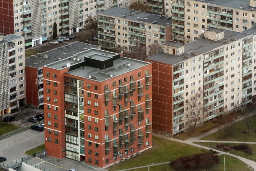 1. PASTATŲ SIENŲ ŠILTINIMO TECHNOLOGIJOS 1.1. Gyvenamųjų pastatų fasadų šiltinimas Gyvenamuosiuose pastatuose fasado modernizavimas yra atliekamas dėl trijų pagrindinių priežasčių: sumažinti