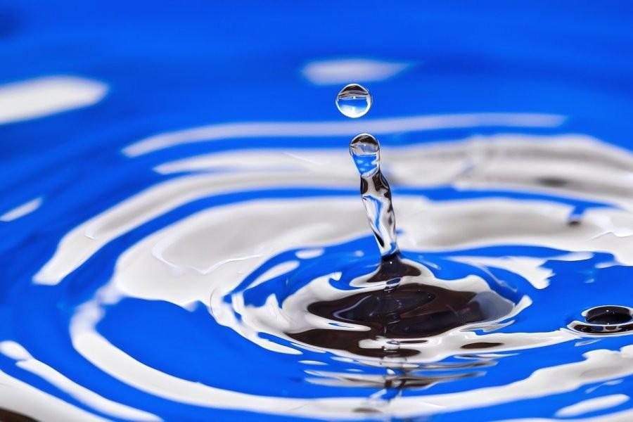KAS YRA VANDUO? Vanduo (H2O) labiausiai žemėje paplitęs junginys, be kurio nebūtų gyvybės žemėje.