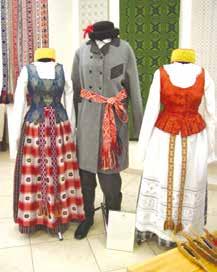 Dzūkija Dzūkijos tautiniai drabužiai turi daug spalvų, dažnai su dėžutėmis ir dryželiais. Dzūkijos drabužiams pasiųsti reikia daug laiko ir jie yra dėvimi ilgiau negu visuose kituose regionuose.
