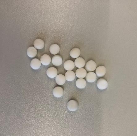 33 Tačiau M9 gamybos serijos kontrolinės trituracinės tabletės buvo mažos, baltos, bekvapės, bet dalis tablečių forma buvo netaisyklinga ir jų paviršiai ir kraštai buvo nelygūs (7