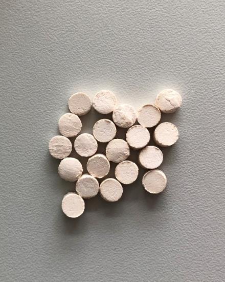 Burnoje disperguojamos trituracinės tabletės su resveratroliu įgavo spalvą palyginus su kontrolinėmis trituracinėmis tabletėmis.