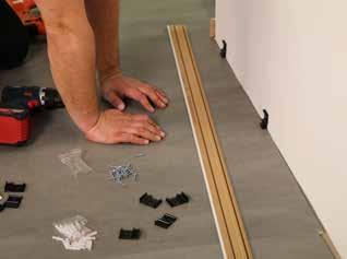 04. Grindų klojimo pabaiga Norėdami pabaigti grindų apdailą, naudokite mūsų priedus: grindjuostes ir profilius. Montuodami priedus, visada prisiminkite išsiplėtimui skirtą tarpą.