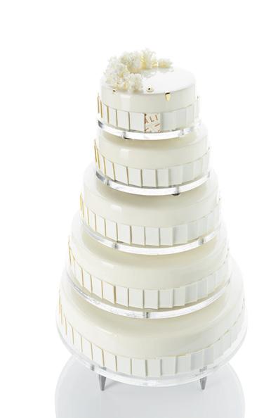 Naudojant stovus tortai išlaikomi stabiliai (nenaudojant