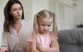 Emocionalus, judrus, gyvybingas vaikas nepatogus tėvams. Jie, pavargę darbe, namie nori ilsėtis ir todėl jiems sunku bendrauti su jų dėmesio reikalaujančiu vaiku.