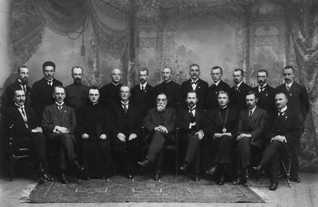 Valstybės istorijos puslapiai 2 p. Lietuvos Taryba, pasirašiusi 1918 m. vasario 16 d. Valstybės Nepriklausomybės atkūrimo aktą.