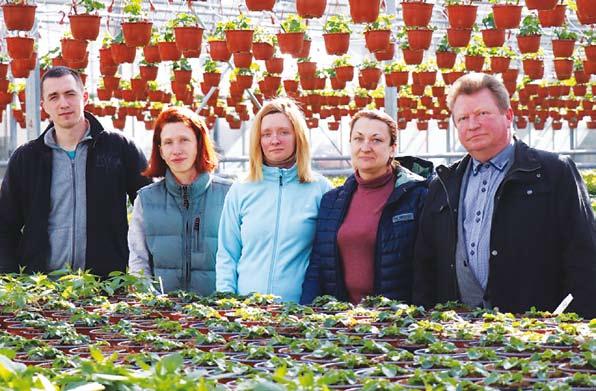 Netoli Punios miestelio esančiame Algimanto Žemaičio gėlių ūkyje radome dirbančias ukrainietes Oksaną Kopytsko, Mariną Litoshenko ir Olhą Kravets. Vasario 24 dieną pabudome pasikeitusiame pasaulyje.