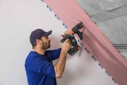 Prieš pradedant plokščių montavimą, ant sienų reikia priklijuoti juostą RIGIPS slidimo siūlėms įrengti. Slidimo jungtis sumažina palėpės pastato defektų riziką.