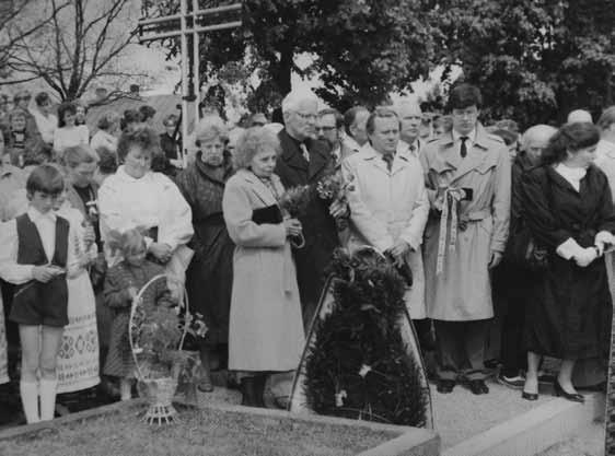 Prie Antano Merkio kenotafo Kauno rajone, Lapėse. Centre marti Birutė Emilija Merkienė, sūnus Gediminas Merkys. 1991 metų gegužės 25 diena. Iš Birutės Elenos Merkienės albumo.
