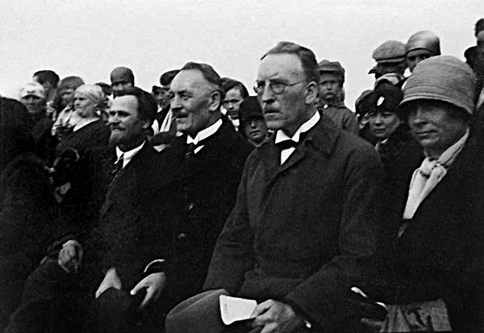 Antanas ir Juozas Vokietaičiai bei Antanas Žmuidzinavičius stebi Kauno apskrities Veliuonos valsčiaus pradinių mokyklų dainų ir sporto šventę. 1930 m. Prie Antano Vokietaičio namo.