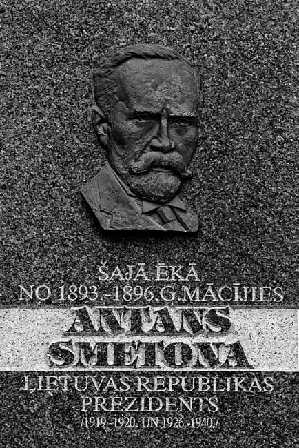 Eliaso Jelgavos istorijos ir meno muziejus), atidengta 1994 m. Autorius Guntis Pandars. Fot. Giedrius Šiukščius, 2015 m.