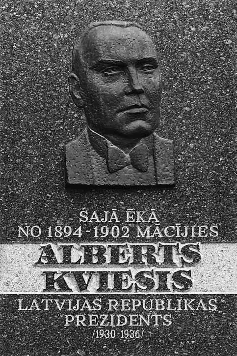 Atminimo lenta Latvijos Respublikos Prezidentui Albertui Kviesiui ant buvusios Mintaujos gimnazijos pastato (dabar G. Eliaso Jelgavos istorijos ir meno muziejus), atidengta 1996 m.