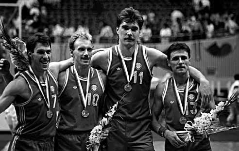 1956) bei treko dviratininkai Artūras Kasputis (g. 1967) ir Gintautas Umaras (g. 1963). Pastarasis iki šiol yra vienintelis Lietuvos sportininkas vienoje olimpiadoje iškovojęs du aukso medalius.