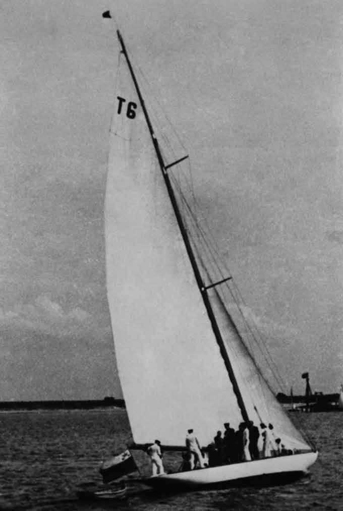 Lemtis: Antrojo pasaulinio karo metais jachta palikta nugrimzdusi Liepojoje. Unikali karinio laivyno vėliava Jachta Šaulys jūroje prie Šventosios uosto, 1939 m. vasara.