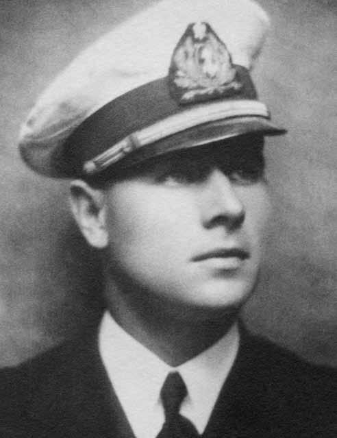 Profesijos pagrindus jis įgijo Italijos ir Prancūzijos aukštosiose karinio laivyno mokyklose. 1940 m. birželį ir liepą karo laivo Pirmūnas (buv.